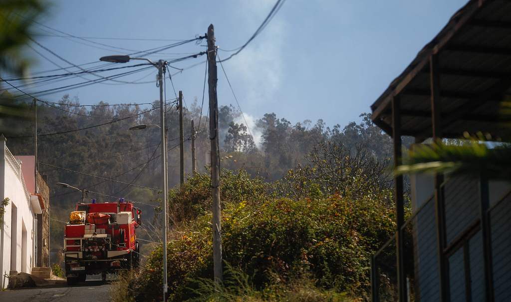 Smoke and a firefighter vehicle in the peaks of the municipality of Ororava, in the area of Pino Alto, during the forest fire that began the day before, on the Canary Island of Tenerife, Spain, October 5, 2023. /CFP