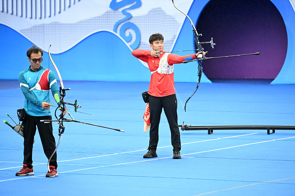 Qi Xiangshuo (R) of China and Otgonbold Baatarkhuyag of Mongolia compete in the men's recurve individual archery final during the 19th Asian Games in Hangzhou, China, October 7, 2023. /CFP