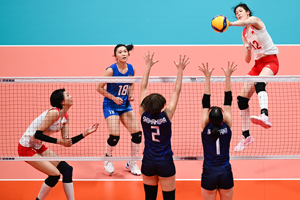 Li Yingying (#12) of China spikes in the volleyball women's final against Japan at the 19th Asian Games in Hangzhou, east China's Zhejiang Province, October 7, 2023. /CFP
