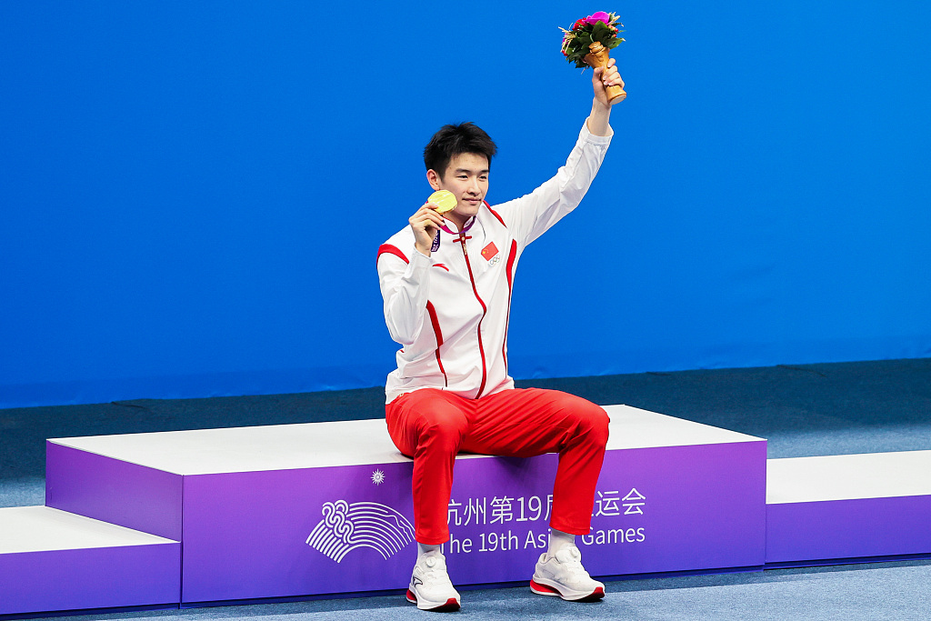 Gold medalist Li Shifeng of China poses for a photo after the badminton men's singles final at the 19th Asian Games in Hangzhou, east China's Zhejiang Province, October 7, 2023. /CFP