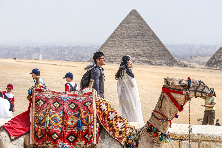 Chinese tourists visit the Giza Pyramids scenic spot in Giza, Egypt, October 4, 2023. /Xinhua