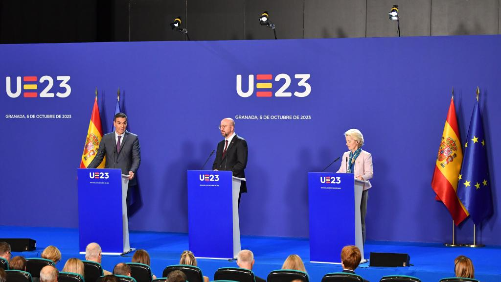 Spain's acting Prime Minister Pedro Sanchez (L), European Council President Charles Michel (C) and European Commission President Ursula von der Leyen attend a press conference after an informal summit of the European Union in Granada, Spain, October 6, 2023. /Xinhua