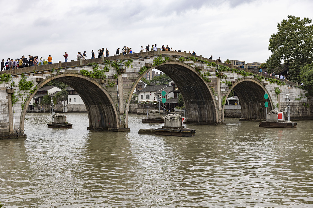 A photo taken on October 16, 2023 shows a view of people walking on the Gongchen Bridge in Hangzhou, Zhejiang. /CFP