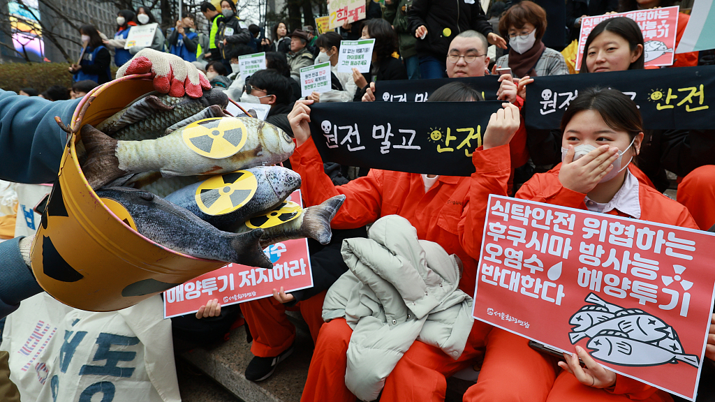 Members of civil society and environmental groups protest against Japan's Fukushima nuclear-contaminated wastewater dumping in front of the Seoul Finance Center in Jung-gu, Seoul, South Korea, March 9, 2023. /CFP