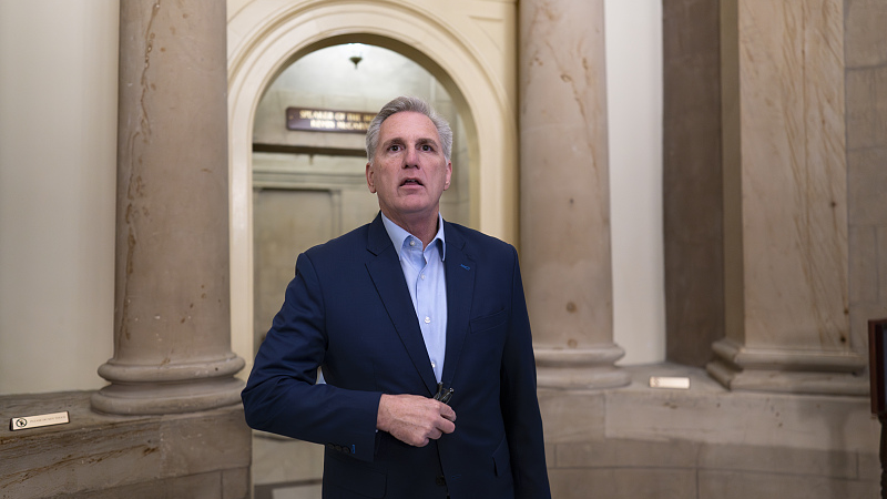 Former U.S. House Speaker Kevin McCarthy departs the office still bearing his nameplate after a day of meetings, at the Capitol in Washington, D.C., U.S., October 5, 2023. /CFP