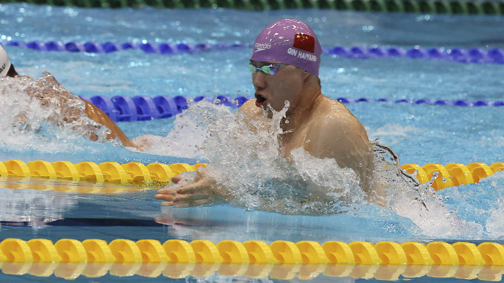Qin Haiyang breaks men's 100m breaststroke World Cup record