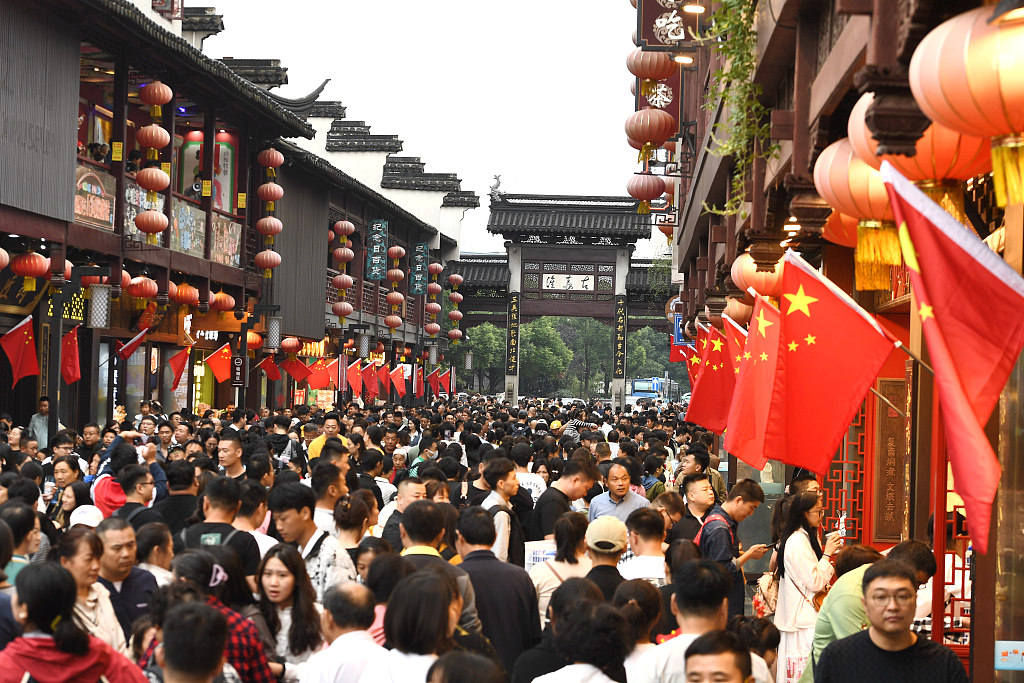 A photo taken on October 3, 2023 shows tourists at the Fuzimiao, or Nanjing Confucius Temple, in Nanjing, Jiangsu. /CFP