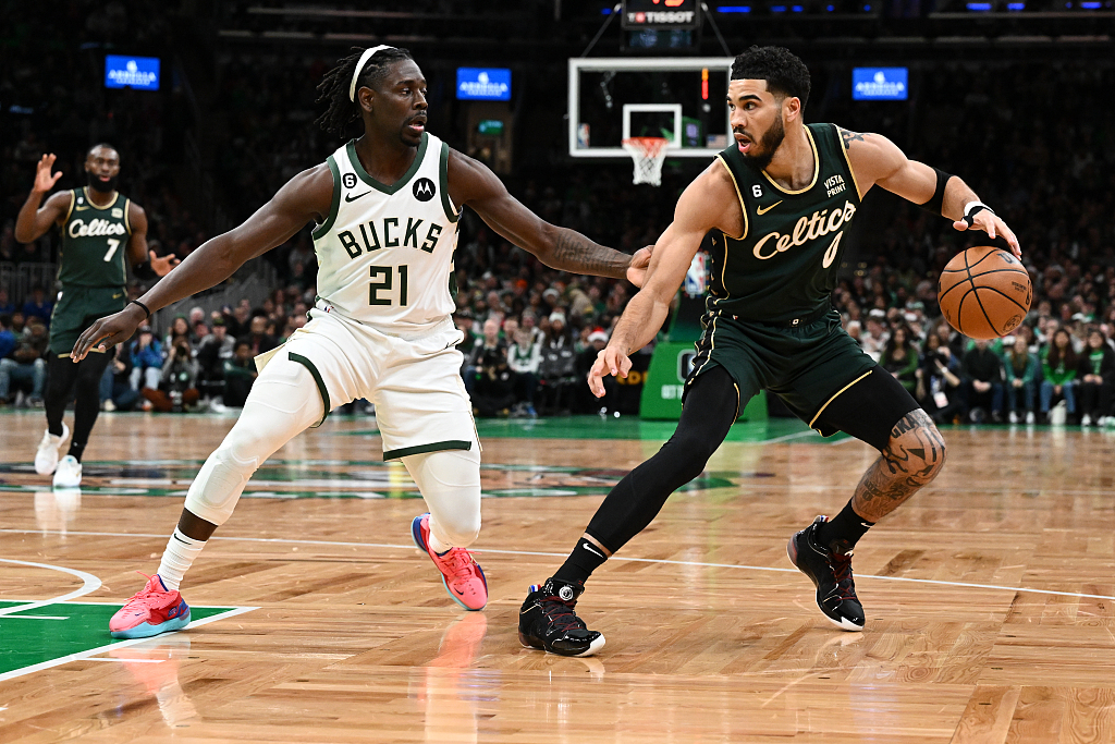 Jrue Holiday (L) of the Milwaukee Bucks guards Jayson Tatum of the Boston Celtics in the game at TD Garden in Boston, Massachusetts, December 25, 2022. /CFP