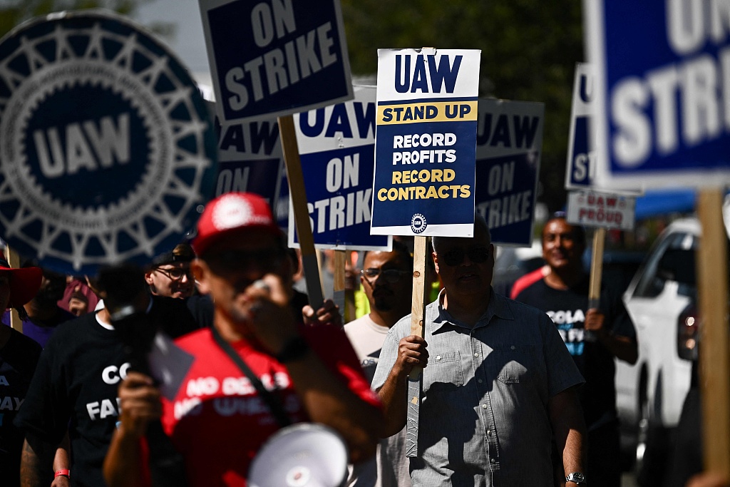 Labor supporters and members of the United Auto Workers union (UAW) Local 230 march along a picket line during a strike outside of the Stellantis Chrysler Los Angeles Parts Distribution Center in Ontario, California, September 26, 2023. /CFP