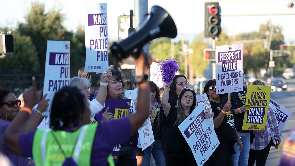 Striking Kaiser Permanente workers hold signs as they march in front of the Kaiser Permanente Vallejo Medical Center in Vallejo, California, U.S., October 6, 2023. /CFP