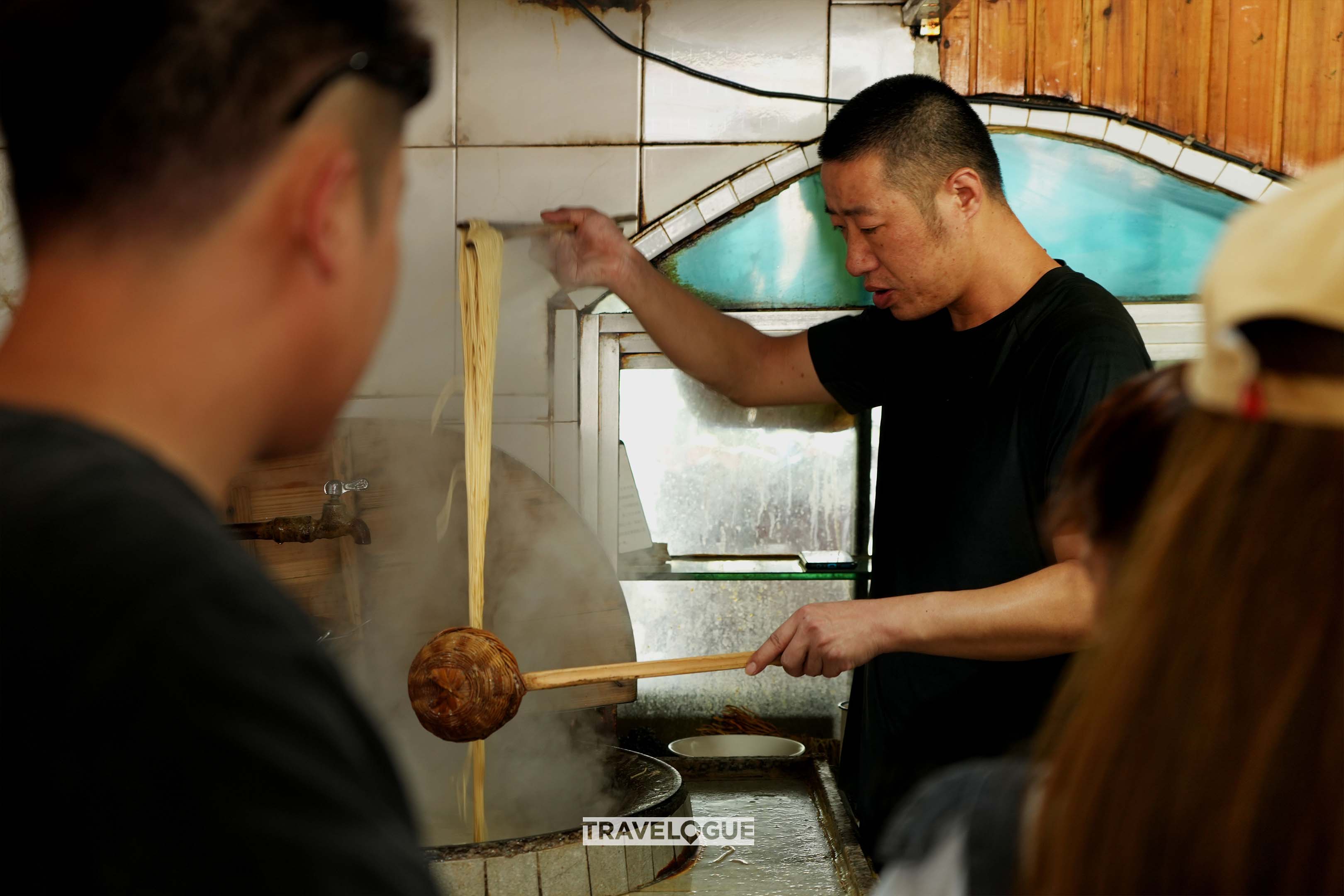 A cook prepares fresh noodles for diners at a restaurant in Nanxun ancient town in Huzhou, Zhejiang Province. /CGTN 