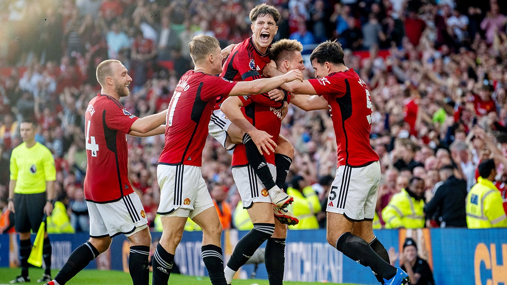 Manchester United players celebrate after scoring the winner during their clash with Brentford at Old Trafford in Manchester, England, October 7, 2023. /CFP