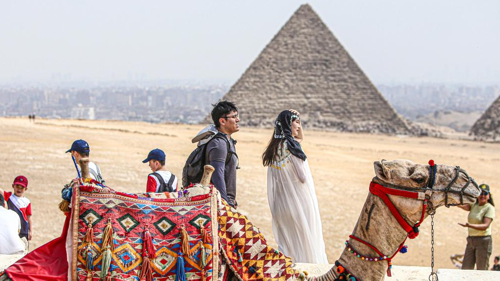 Chinese tourists visit the Giza Pyramids in Giza, Egypt, October 4, 2023. /Xinhua