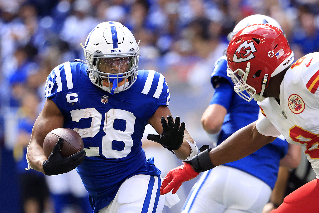 Running back Jonathan Taylor (#28) of the Indianapolis Colts runs with the ball in the game against the Kansas City Chiefs at Lucas Oil Stadium in Indianapolis, Indiana, September 25, 2022. /CFP