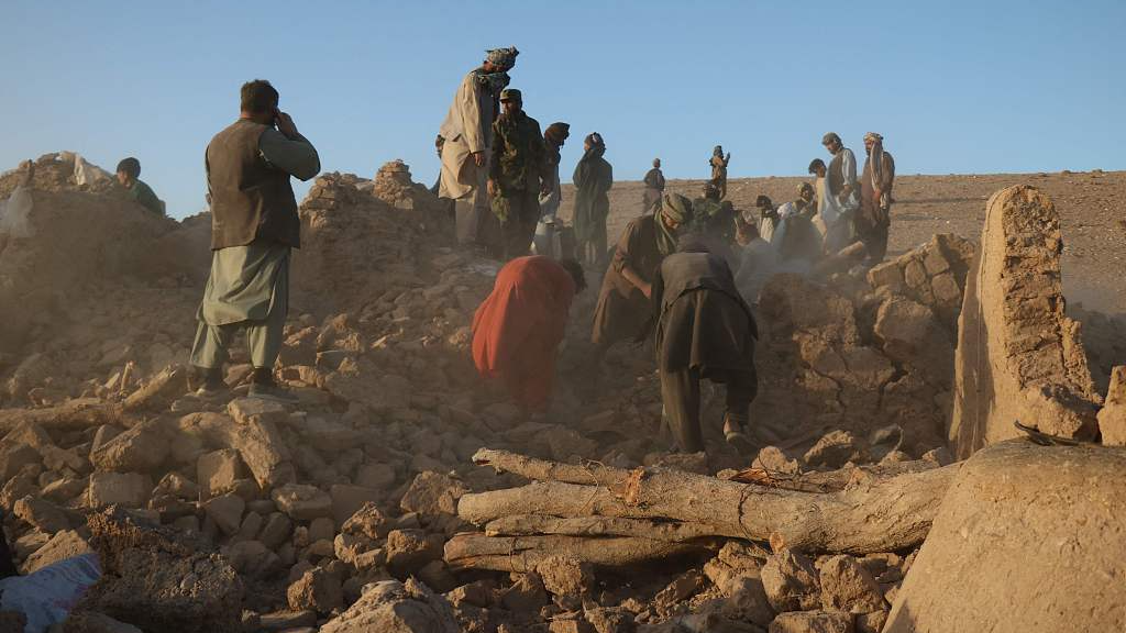 Afghan residents clear debris from a damaged house after earthquake in Sarbuland village of Zendeh Jan district of Herat province, October 7,2023. /CFP