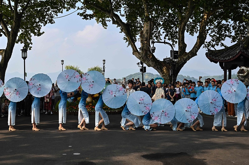 Performers take part in a performance before the start of the Asian Games torch relay in Hangzhou, east China's Zhejiang Province, September 8, 2023. /CFP