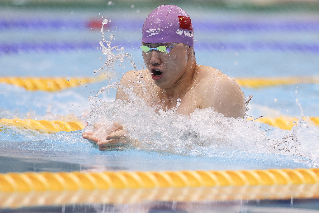 Qin Haiyang of China competes in the men's 50-meter breaststroke event at the World Aquatics Swimming World Cup in Berlin, Germany, October 7, 2023. /CFP