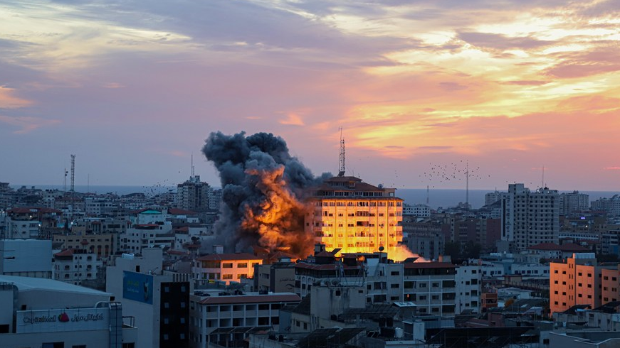 Smoke rises from a residential tower in Gaza City following an Israeli air strike, October 7, 2023. /Xinhua 