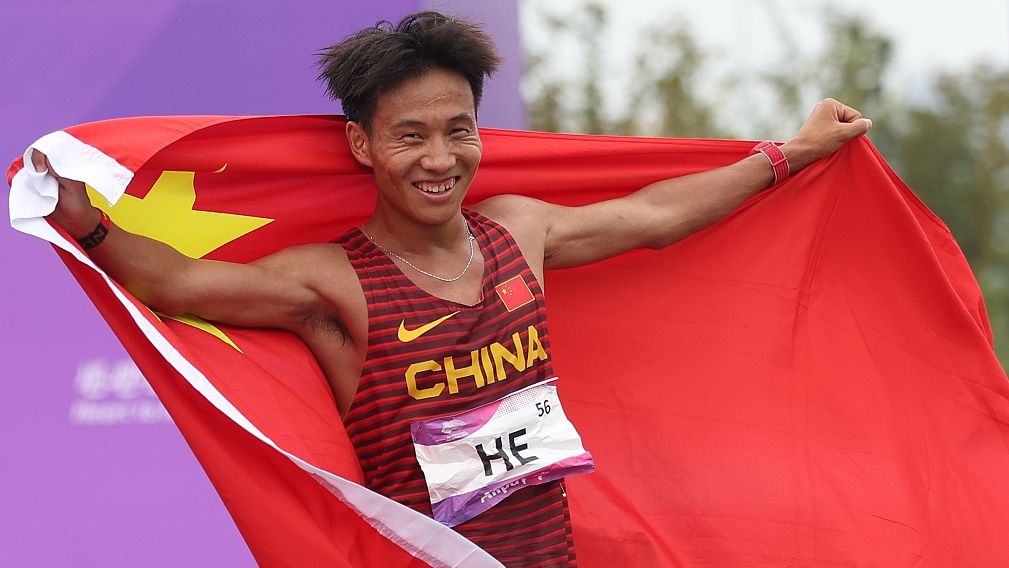 China's He Jie celebrates after winning the men's marathon event at the 19th Asian Games in Hangzhou, Zhejiang Province, China, October 5, 2023. /CFP