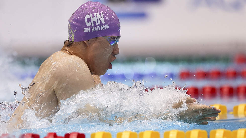 Chinese swimmer Qin Haiyang competes in the men's 200m breaststroke event at the World Aquatics Swimming World Cup in Berlin, Germany, October 8, 2023. /CFP