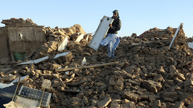 An Afghan man removes debris after an earthquake in Zenda Jan district in Herat province, of western Afghanistan, October 8, 2023. /CFP 