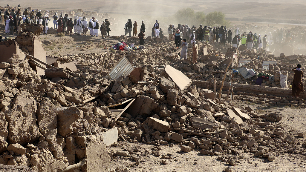People search for victims after earthquakes in Herat province, Afghanistan, October 8, 2023. /CFP