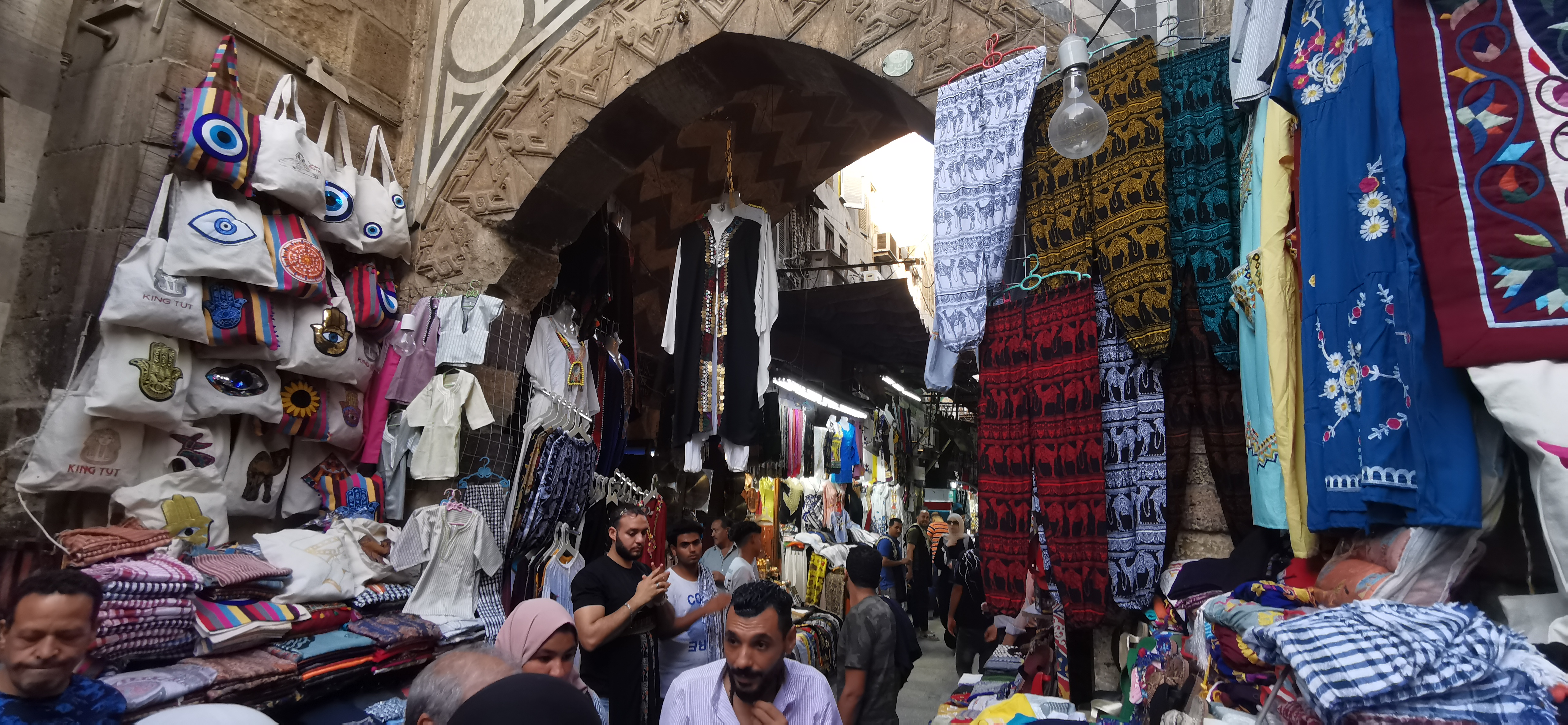 Local goods are on display at the Khan El-Khalili market in Cairo. /CGTN