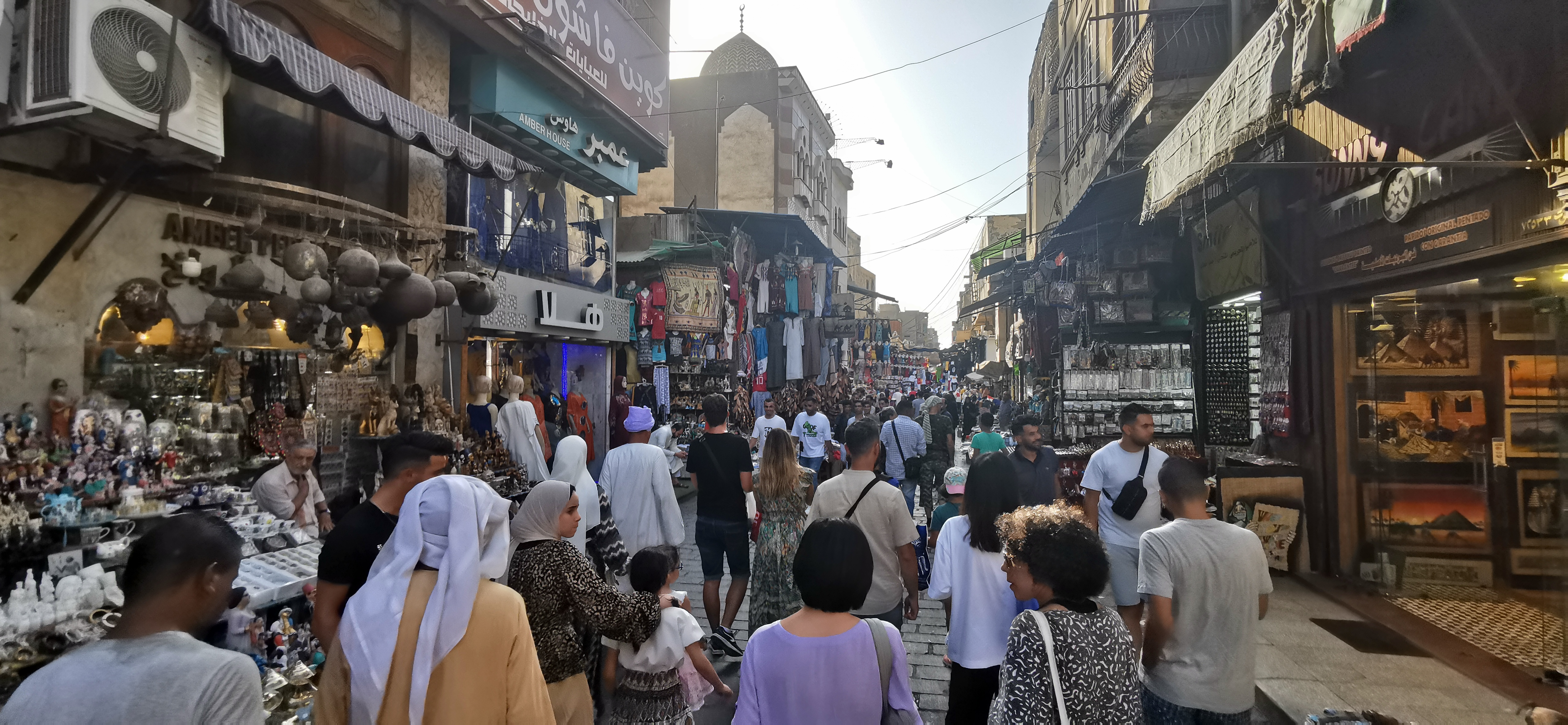 People visit the Khan El-Khalili market in Cairo. /CGTN