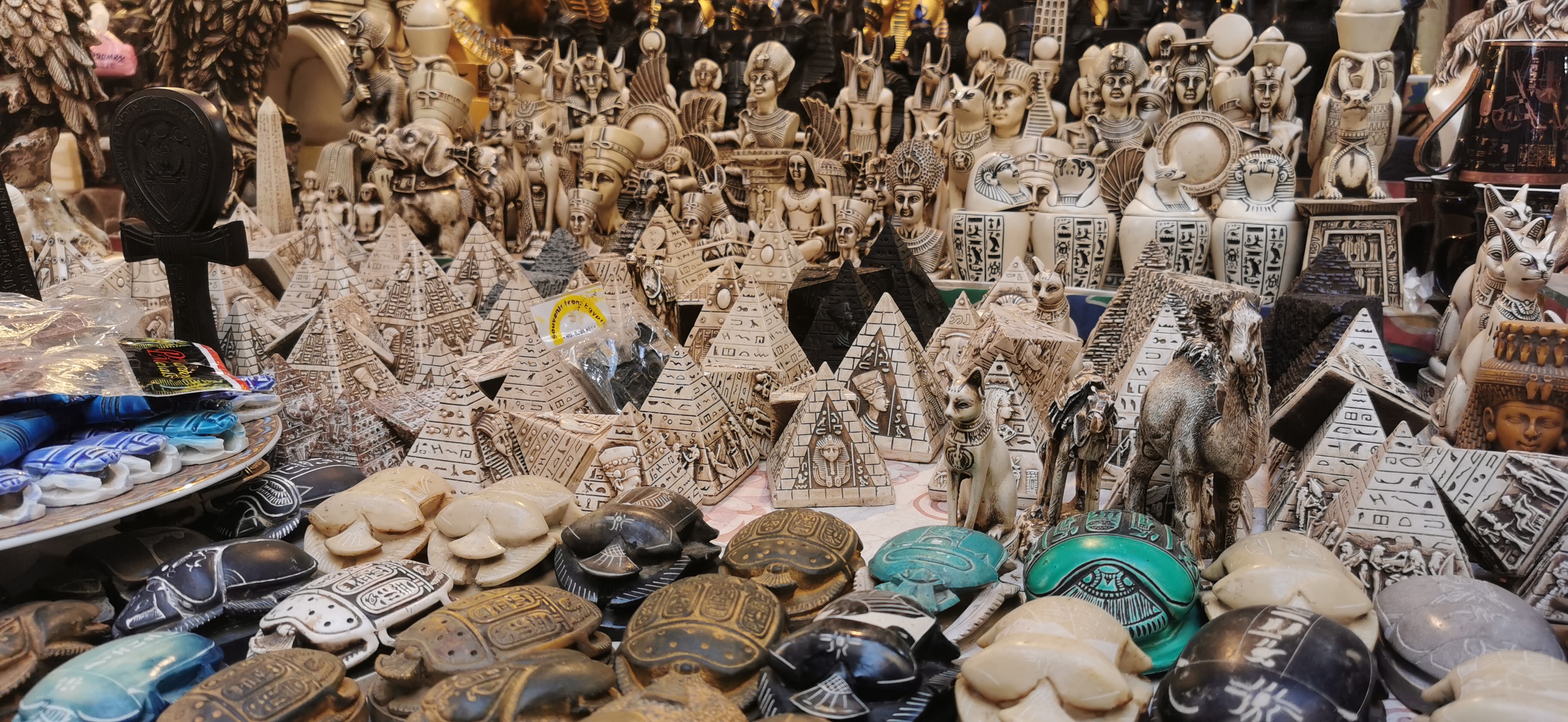 Various souvenirs are on display at the Khan El-Khalili market in Cairo. /CGTN