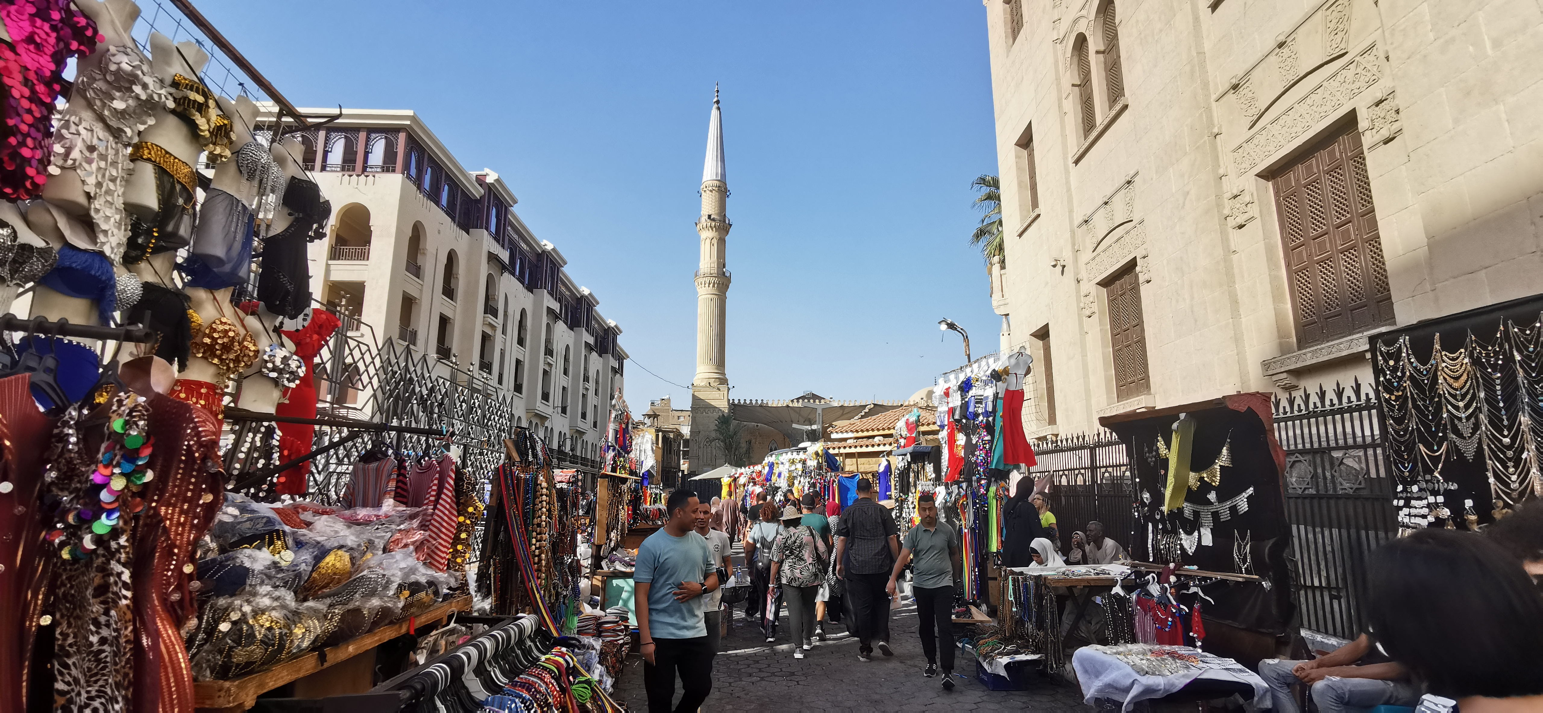 People visit the Khan El-Khalili market in Cairo. /CGTN