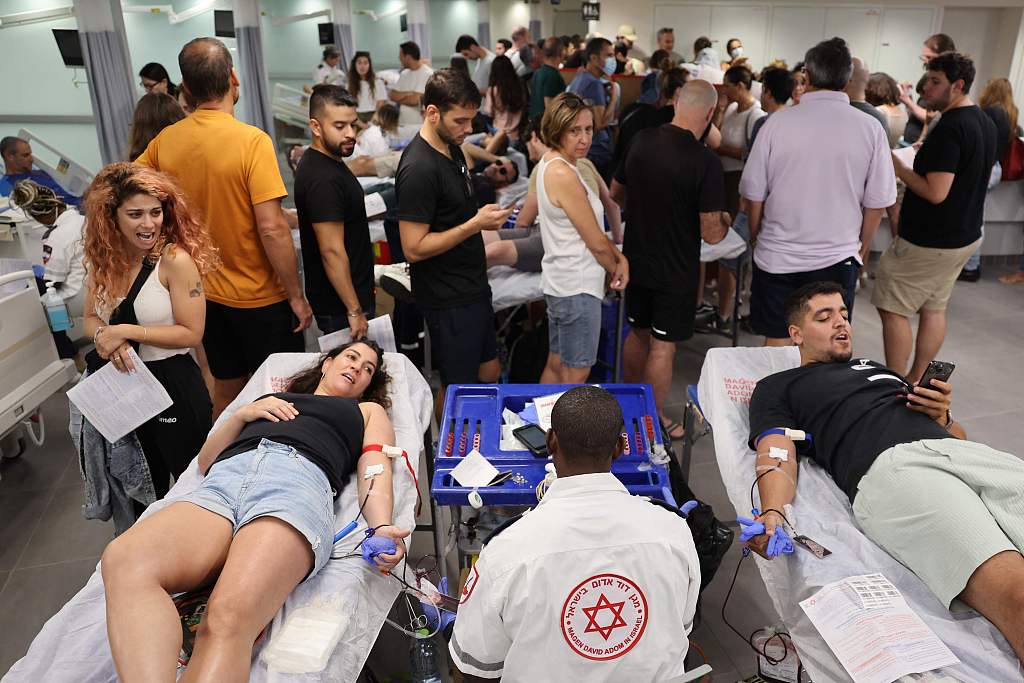Israelis donate blood at a hospital in Tel Aviv after a barrage of rockets was fired and fighters from the Gaza Strip infiltrated Israel, October 7, 2023. /CFP
