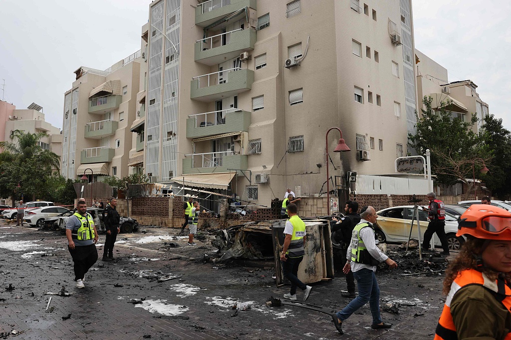 Israeli emergency responders inspect the site of a rocket attack in the southern Israeli city of Ashdod, October 9, 2023. /CFP