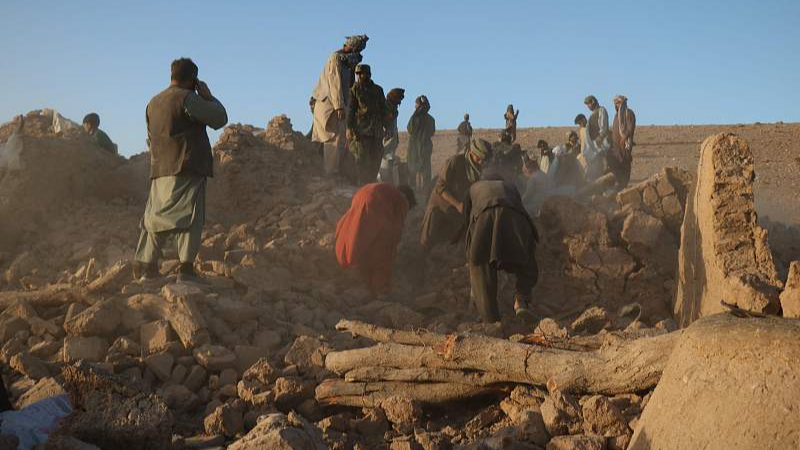 Afghan residents clear debris from a damaged house after an earthquake in Sarbuland village, Zendeh Jan district, Herat province, October 7, 2023. /CFP 