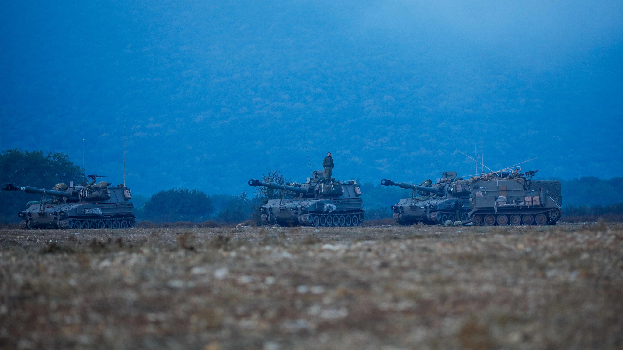  Israeli soldiers armed with artillery cannons man their position at an undisclosed location in northern Israel bordering Lebanon on October 8, 2023. /CFP