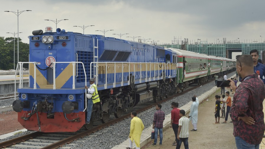 A man takes photos of a train ready for a trial run along the newly-constructed mega Belt and Road Initiative (BRI) rail line via Bangladesh's largest Padma Bridge on the outskirts of Dhaka, Bangladesh, September 7, 2023. /Xinhua