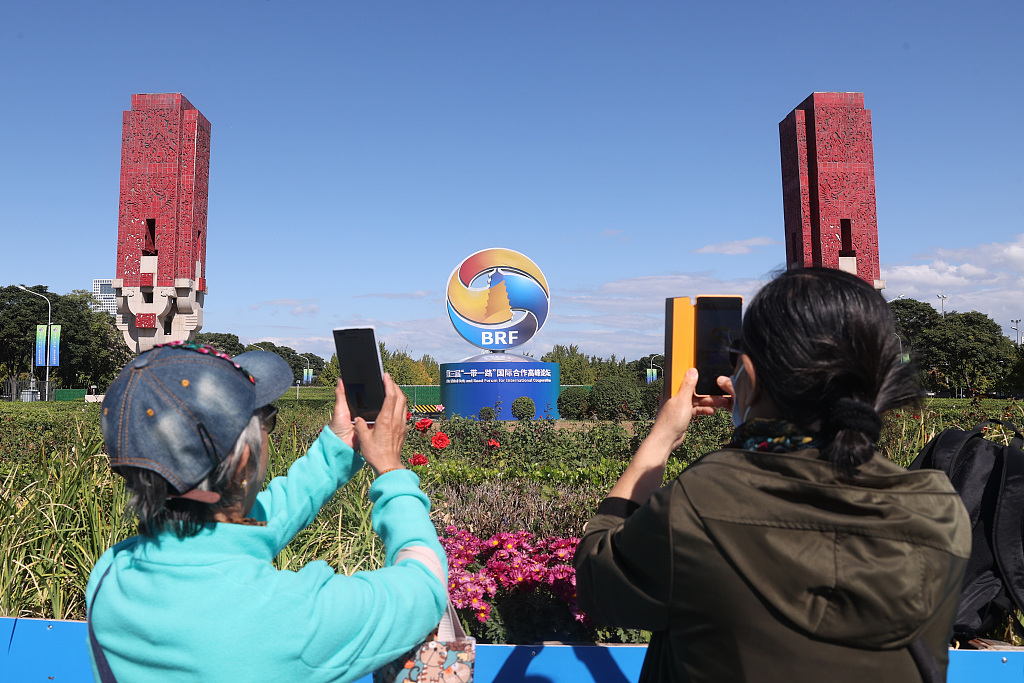 Decorative flowerbeds and other installations have been set up across the capital to greet visitors to the upcoming Third Belt and Road Forum for International Cooperation in Beijing. /CFP
