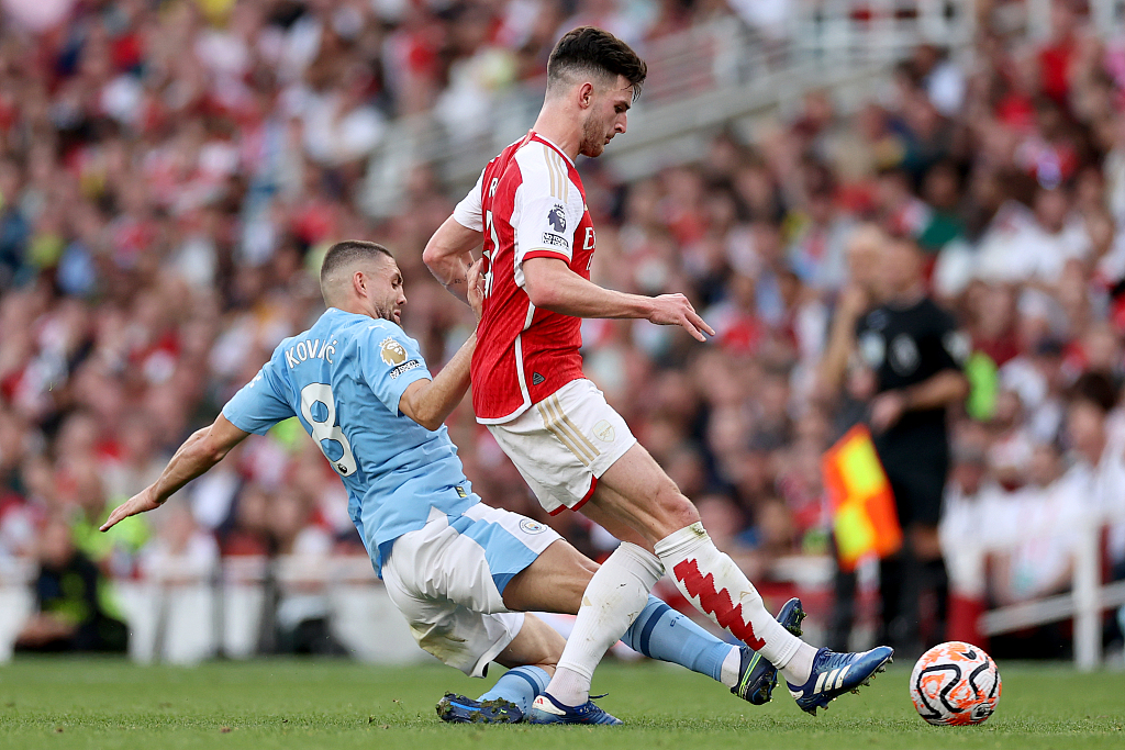 Mateo Kovacic (L) of Manchester City tackles Declan Rice of Arsenal in the Premier League game at the Emirates Stadium in London, England, October 8, 2023. /CFP