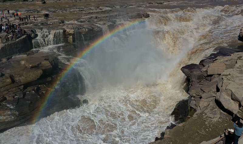 A rainbow arches over the Hukou Waterfall scenic spot in Linfen City, Shanxi Province, October 9, 2023. /CFP