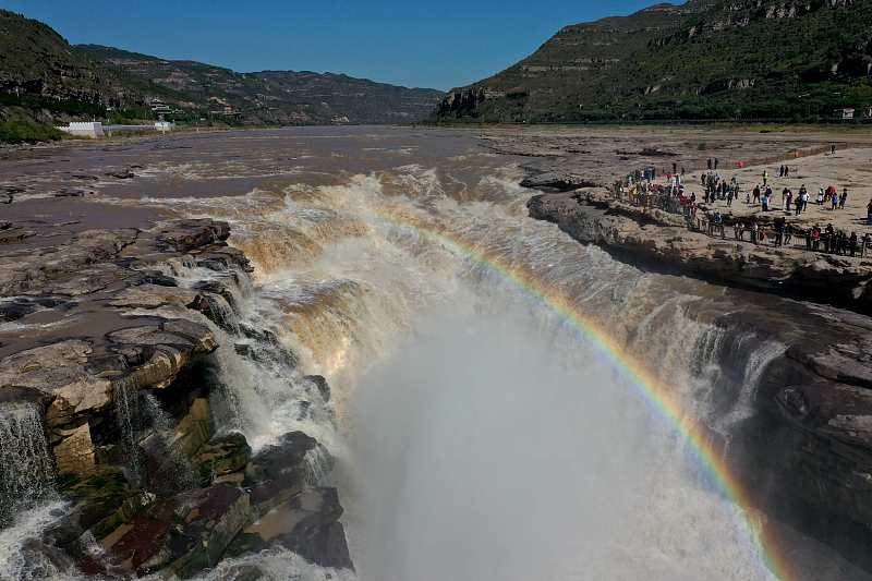 A rainbow arches over the Hukou Waterfall scenic spot in Linfen City, Shanxi Province, October 9, 2023. /CFP