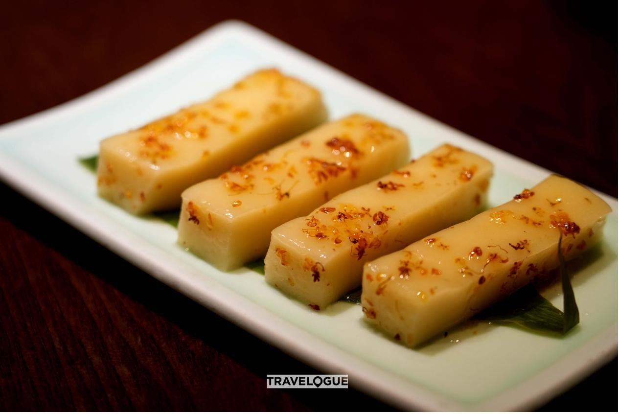 Sticky rice cakes with osmanthus jam are served at a restaurant in Nanjing, China. /CGTN