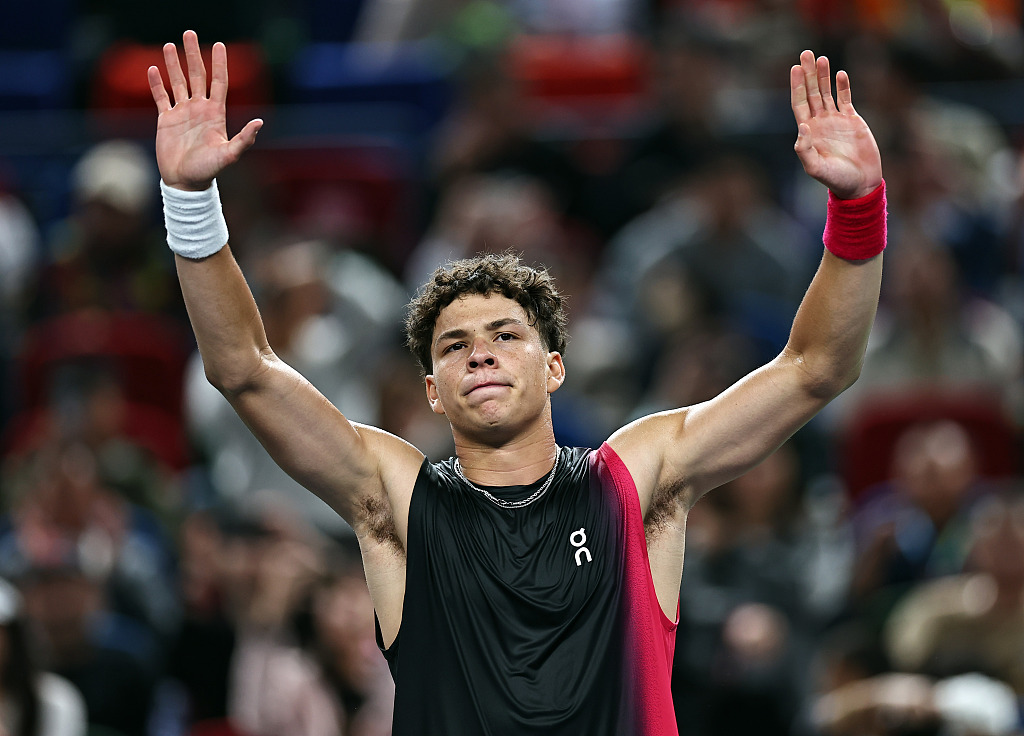 Ben Shelton acknowledges the crowd during the Shanghai Masters in Shanghai, China, October 10, 2023. /CFP