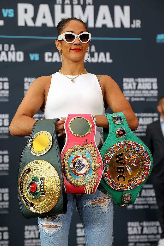 Amanda Serrano of Puerto Rico holds her trophies during a press conference at Madison Square Garden in New York, U.S., July 12, 2022. /CFP 