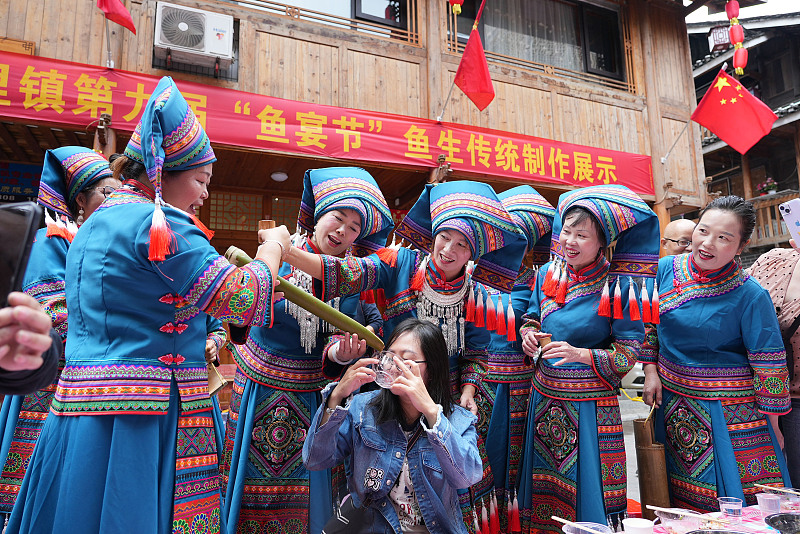 Locals greet a visitor with a traditional ritual in Guilin City, Guangxi Zhuang Autonomous Region, October 10, 2023. /CFP