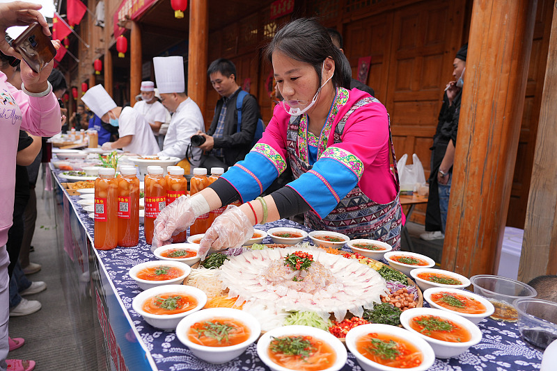 Locals prepare a feast to celebrate a harvest festival in Guilin City, Guangxi Zhuang Autonomous Region, October 10, 2023. /CFP