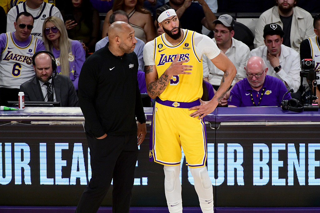 Anthony Davis (R) of the Los Angeles Lakers talks to his head coach Darvin Ham during Game 4 of the NBA Western Conference Finals against the Denver Nuggets at Crypto.com Arena in Los Angeles, California, May 22, 2023. /CFP