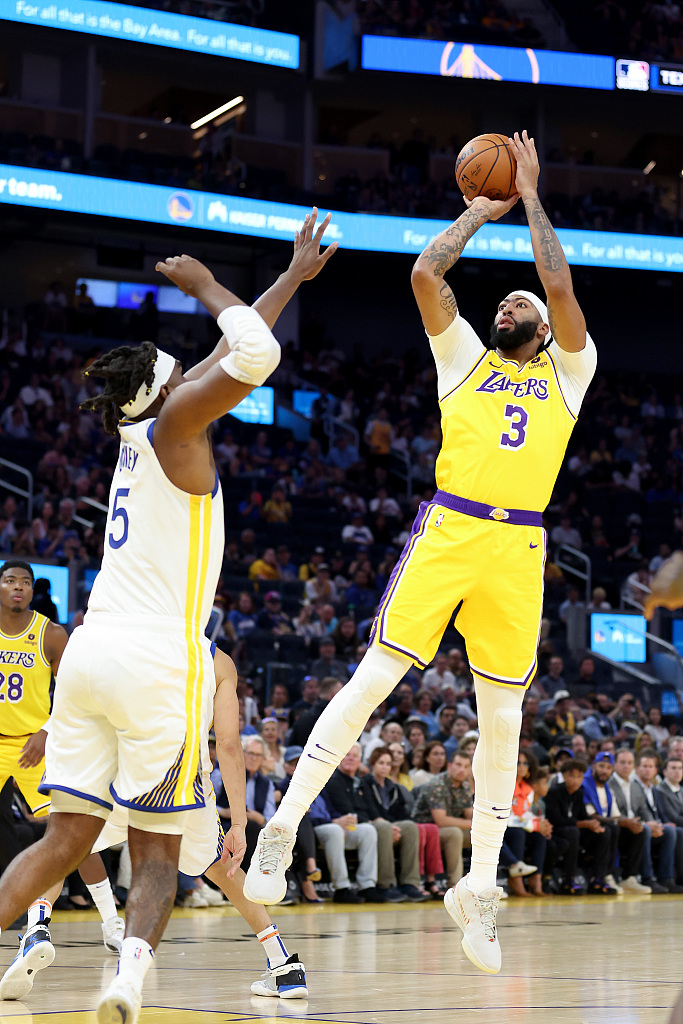 Anthony Davis (#3) of the Los Angeles Lakers shoots in the preseason game against the Golden State Warriors at Chase Center in San Francisco, California, October 7, 2023. /CFP