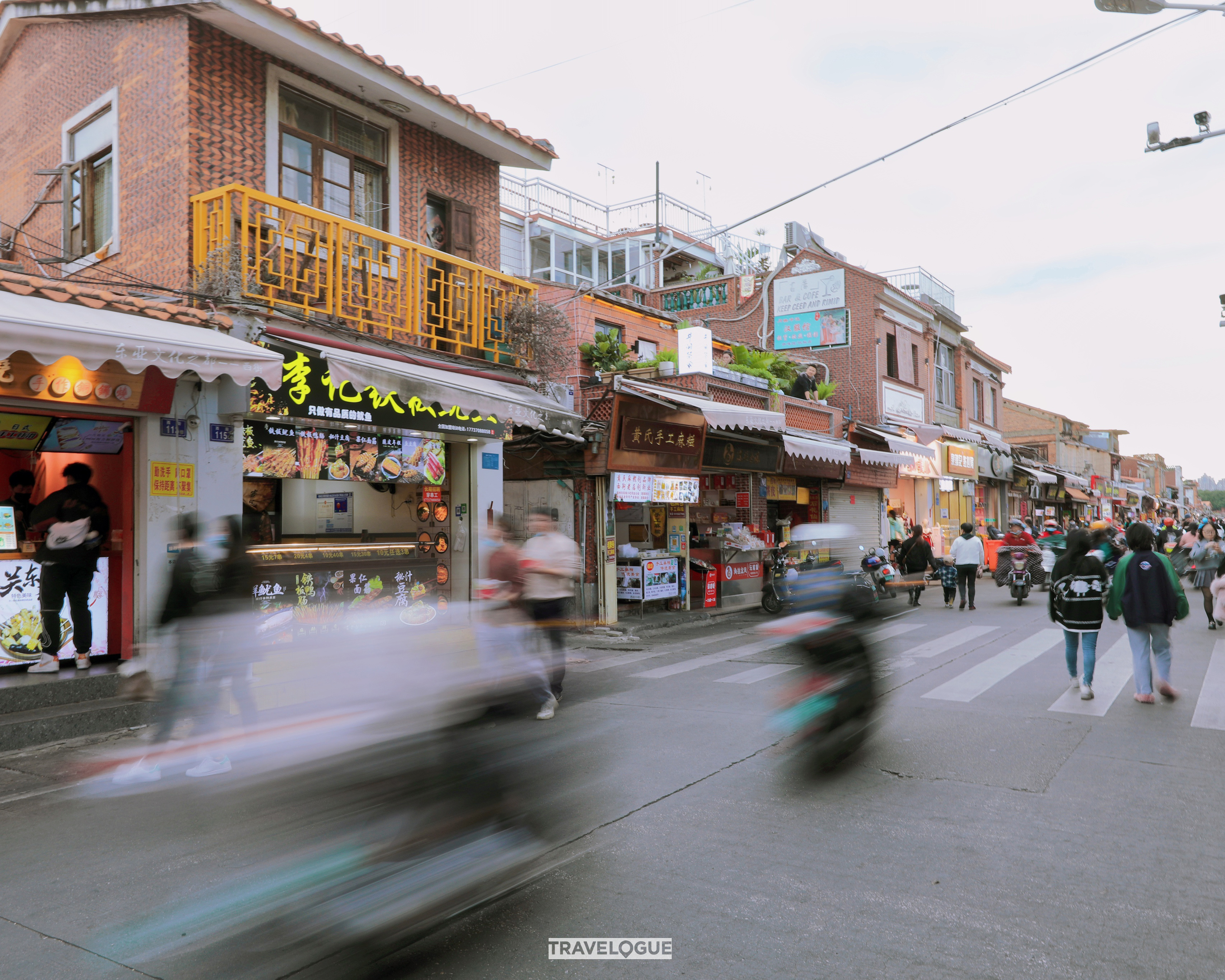 Crowds bustle in Xijie, an ancient street in Quanzhou, Fujian Province /CGTN