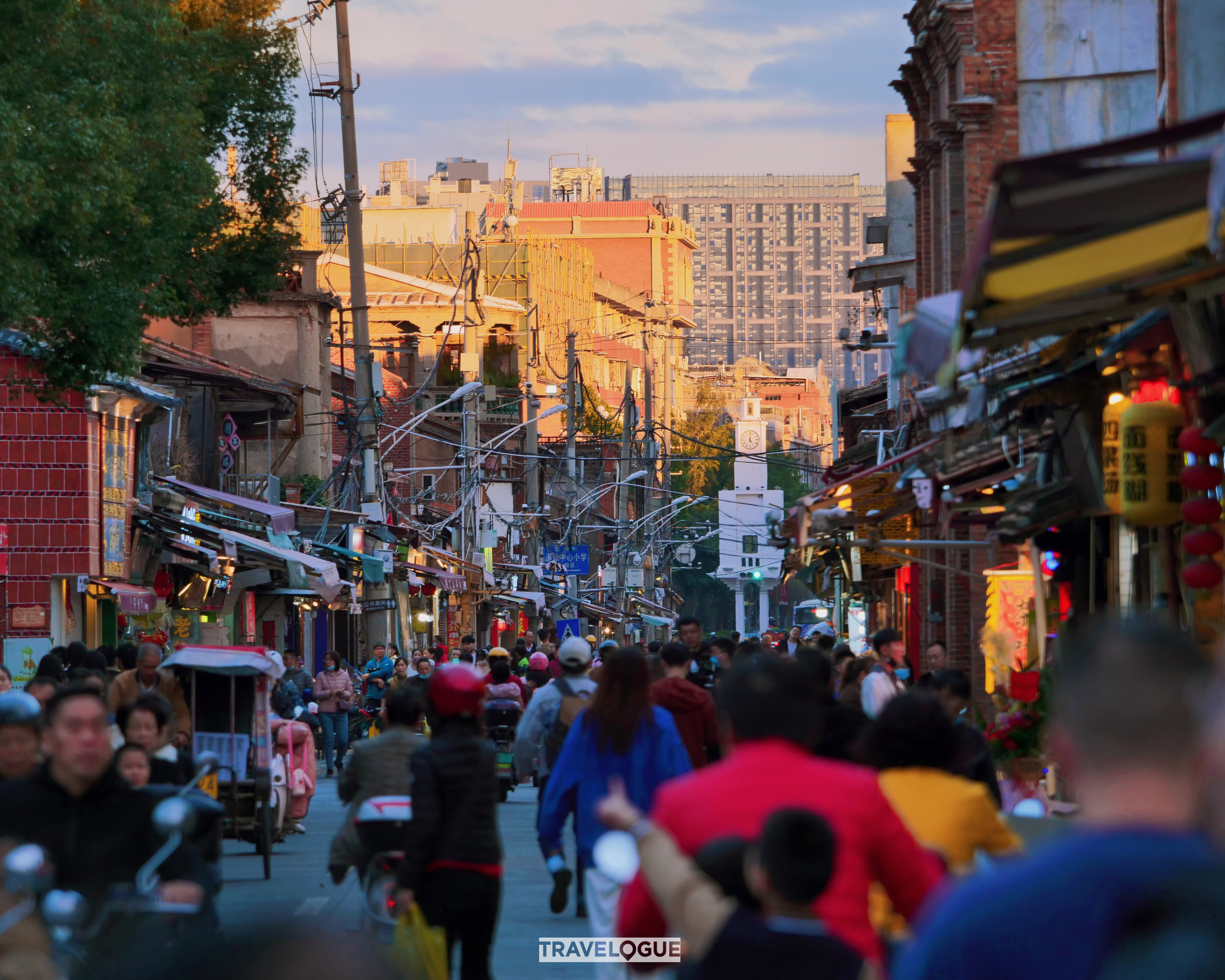 Crowds bustle in Xijie, an ancient street in Quanzhou, Fujian Province /CGTN