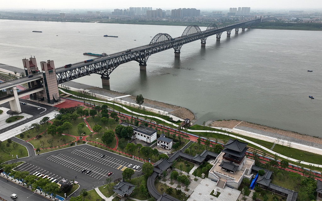 A photo shows the Pipa Pavilion and the Jiujiang Yangtze River dual-use bridge along the Jiujiang section of the Yangtze National Cultural Park. /CFP