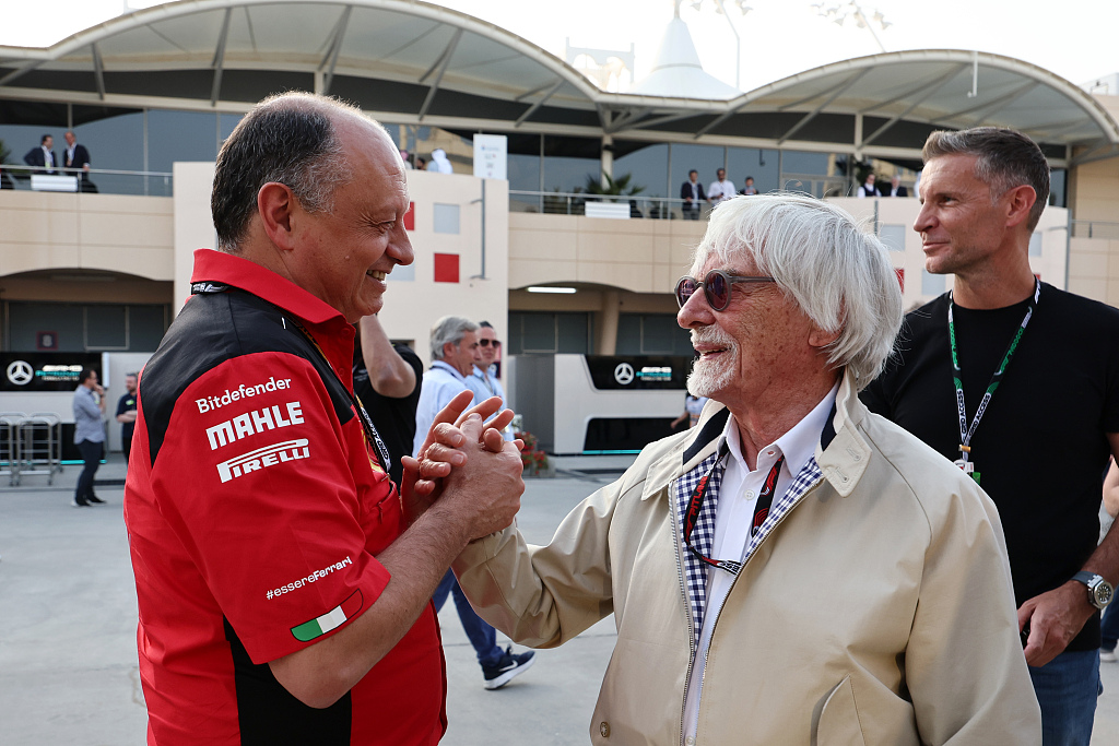 Bernie Ecclestone (C) talks with Ferrari team principal Frederic Vasseur (L) on the grid during the F1 Bahrain Grand Prix in Sakhir, Bahrain, March 5, 2023. /CFP